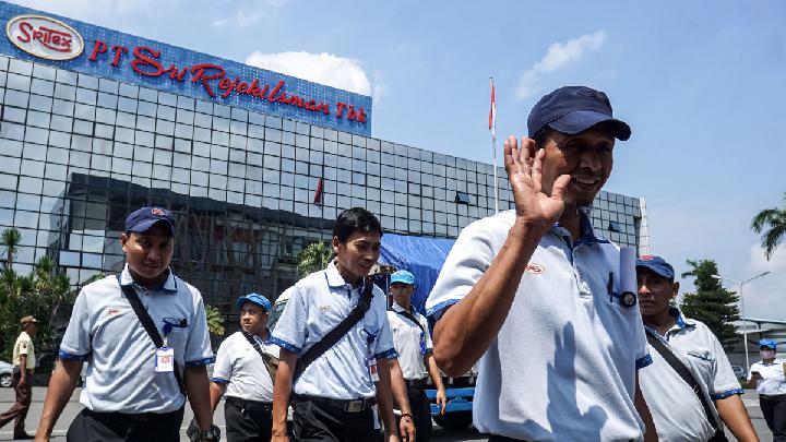 Buruh berjalan keluar dari Pabrik Sri Rejeki Isman Tbk (Sritex) di Sukoharjo, Jawa Tengah, 28 Februari 2025. Antara/Mohammad Ayudha